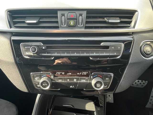 ＢＭＷ Ｘ１ xDrive 20i Mスポーツ 青森県 2016(平28)年 3.4万km アルピンホワイトⅢ Mスポーツ/Fスポイラー/記録簿５枚/純正１８ＡＷ/衝突軽減ブレーキ/純正ＨＤＤナビ/バックモニター/ＬＥＤヘッドライト/電動リアゲート/新車時保証書/取扱説明書