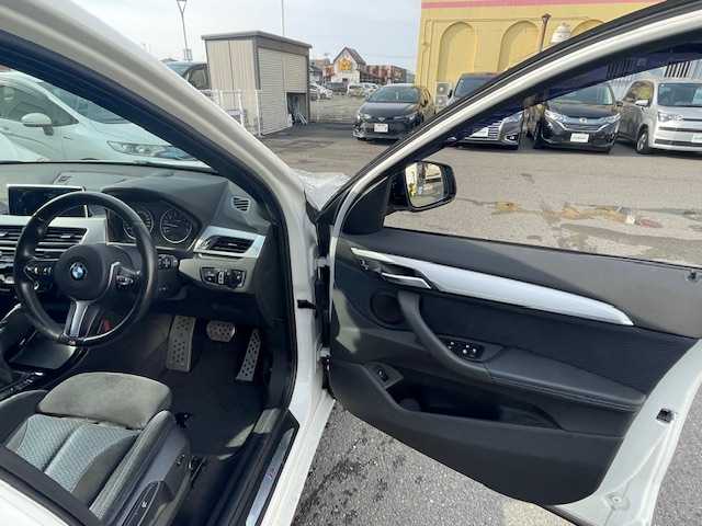 ＢＭＷ Ｘ１ xDrive 20i Mスポーツ 青森県 2016(平28)年 3.4万km アルピンホワイトⅢ Mスポーツ/Fスポイラー/記録簿５枚/純正１８ＡＷ/衝突軽減ブレーキ/純正ＨＤＤナビ/バックモニター/ＬＥＤヘッドライト/電動リアゲート/新車時保証書/取扱説明書