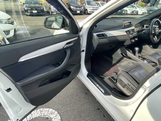 ＢＭＷ Ｘ１ xDrive 20i Mスポーツ 青森県 2016(平28)年 3.4万km アルピンホワイトⅢ Mスポーツ/Fスポイラー/記録簿５枚/純正１８ＡＷ/衝突軽減ブレーキ/純正ＨＤＤナビ/バックモニター/ＬＥＤヘッドライト/電動リアゲート/新車時保証書/取扱説明書