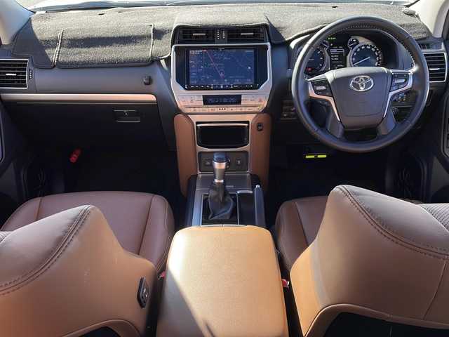 トヨタ ランドクルーザー プラド TX-L 70thアニバーサリーLTD 静岡県 2022(令4)年 2.3万km ホワイトパールクリスタルシャイン アルパインナビ/・フルセグTV/・FM/AM/・CD/DVD/・Bluetooth/・SD/・USB/・HDMI/・Apple Car Play/・Android Auto/主要装備/・サンルーフ/・ＥＴＣ/・茶革シート/・バックカメラ/・追従機能付クルコン/・オートハイビーム/・サイドカーテンエアバッグ/・前席パワーシート/・前席シートヒーター＆ベンチレーション/・ＭＴモード付ＡＴ/・プリクラッシュセーフティ/・クリアランスソナー/・車線逸脱警報