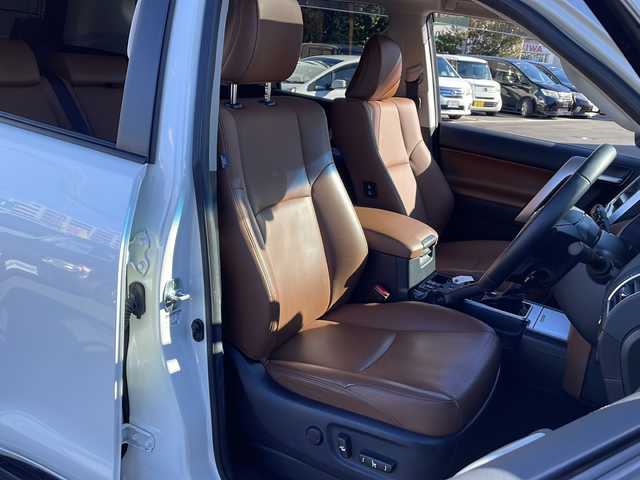 トヨタ ランドクルーザー プラド TX-L 70thアニバーサリーLTD 静岡県 2022(令4)年 2.3万km ホワイトパールクリスタルシャイン アルパインナビ/・フルセグTV/・FM/AM/・CD/DVD/・Bluetooth/・SD/・USB/・HDMI/・Apple Car Play/・Android Auto/主要装備/・サンルーフ/・ＥＴＣ/・茶革シート/・バックカメラ/・追従機能付クルコン/・オートハイビーム/・サイドカーテンエアバッグ/・前席パワーシート/・前席シートヒーター＆ベンチレーション/・ＭＴモード付ＡＴ/・プリクラッシュセーフティ/・クリアランスソナー/・車線逸脱警報