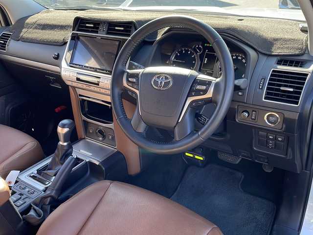 トヨタ ランドクルーザー プラド TX-L 70thアニバーサリーLTD 静岡県 2022(令4)年 2.3万km ホワイトパールクリスタルシャイン アルパインナビ/・フルセグTV/・FM/AM/・CD/DVD/・Bluetooth/・SD/・USB/・HDMI/・Apple Car Play/・Android Auto/主要装備/・サンルーフ/・ＥＴＣ/・茶革シート/・バックカメラ/・追従機能付クルコン/・オートハイビーム/・サイドカーテンエアバッグ/・前席パワーシート/・前席シートヒーター＆ベンチレーション/・ＭＴモード付ＡＴ/・プリクラッシュセーフティ/・クリアランスソナー/・車線逸脱警報