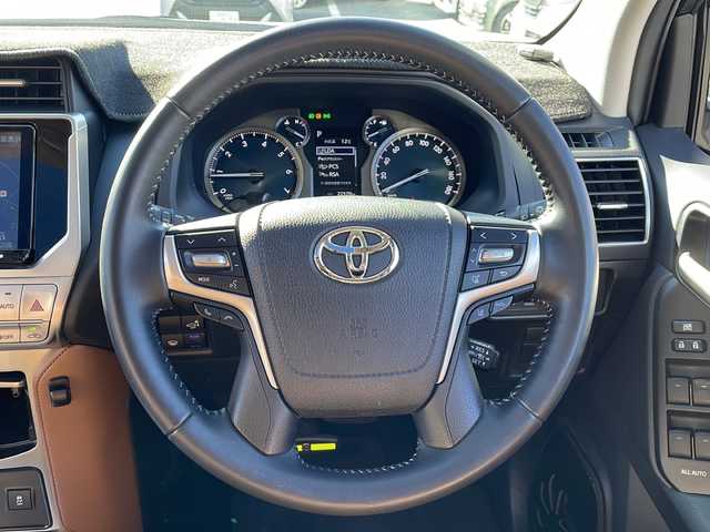 トヨタ ランドクルーザー プラド TX-L 70thアニバーサリーLTD 静岡県 2022(令4)年 2.3万km ホワイトパールクリスタルシャイン アルパインナビ/・フルセグTV/・FM/AM/・CD/DVD/・Bluetooth/・SD/・USB/・HDMI/・Apple Car Play/・Android Auto/主要装備/・サンルーフ/・ＥＴＣ/・茶革シート/・バックカメラ/・追従機能付クルコン/・オートハイビーム/・サイドカーテンエアバッグ/・前席パワーシート/・前席シートヒーター＆ベンチレーション/・ＭＴモード付ＡＴ/・プリクラッシュセーフティ/・クリアランスソナー/・車線逸脱警報