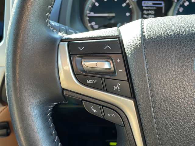 トヨタ ランドクルーザー プラド TX-L 70thアニバーサリーLTD 静岡県 2022(令4)年 2.3万km ホワイトパールクリスタルシャイン アルパインナビ/・フルセグTV/・FM/AM/・CD/DVD/・Bluetooth/・SD/・USB/・HDMI/・Apple Car Play/・Android Auto/主要装備/・サンルーフ/・ＥＴＣ/・茶革シート/・バックカメラ/・追従機能付クルコン/・オートハイビーム/・サイドカーテンエアバッグ/・前席パワーシート/・前席シートヒーター＆ベンチレーション/・ＭＴモード付ＡＴ/・プリクラッシュセーフティ/・クリアランスソナー/・車線逸脱警報