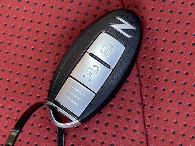 日産 フェアレディ Ｚ 40thアニバーサリー 長野県 2010(平22)年 5.4万km ブリリアントホワイトパール 純正メーカーHDDナビ/CD/ DVD/HDD/フルセグTV/バックカメラ/ハーフレザーシート/ビルドインETC/純正19インチアルミホイール/プッシュスタート/スマートキー/パワーシート/シートヒーター/オートライト/レーダー/純正フロアマット/取扱説明書/保証書/スペアキー