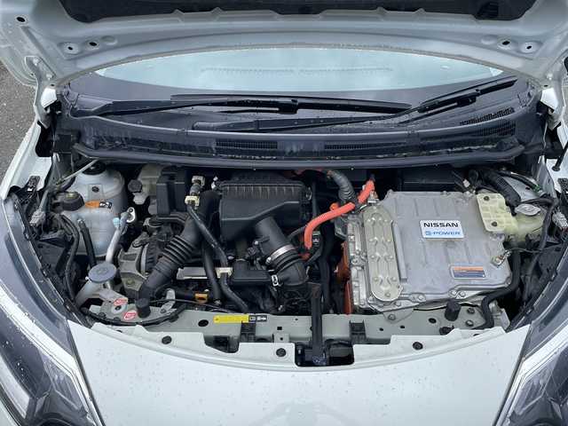 日産 ノート e－パワー X 岩手県 2017(平29)年 13.7万km ブリリアントホワイトパール ワンオーナー/純正SDナビ/AM/FM/CD/DVD/Bluetooth/デジタルインナーミラー/ワンセグTV/純正オーディオ/バックカメラ/アラウンドビューモニター/ETC/ドライブレコーダー/衝突被害軽減ブレーキ/レーンキープアシスト/横滑り防止装置/オートライト/LEDヘッドライト/スマートキー/プッシュスタート/電動格納ミラー/純正14インチAW/純正フロアマット/純正ドアバイザー/保証書/取扱説明書