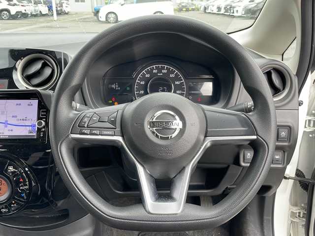日産 ノート e－パワー X 岩手県 2017(平29)年 13.7万km ブリリアントホワイトパール ワンオーナー/純正SDナビ/AM/FM/CD/DVD/Bluetooth/デジタルインナーミラー/ワンセグTV/純正オーディオ/バックカメラ/アラウンドビューモニター/ETC/ドライブレコーダー/衝突被害軽減ブレーキ/レーンキープアシスト/横滑り防止装置/オートライト/LEDヘッドライト/スマートキー/プッシュスタート/電動格納ミラー/純正14インチAW/純正フロアマット/純正ドアバイザー/保証書/取扱説明書