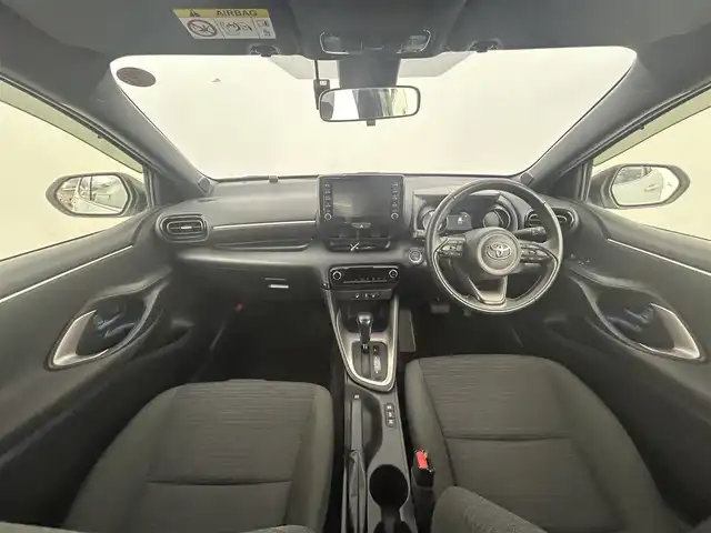 トヨタ ヤリス ハイブリッド Z 道央・札幌 2020(令2)年 4.7万km ホワイトパールクリスタルシャイン ・４WD/・純正ディスプレイオーディオ/　BT/USB/フルセグ/・パノラミックビューモニター/・ビルトインETC2.0/・トヨタセーフティセンス/・プリクラッシュセーフティ/・レーントレーシングアシスト/・ブラインドスポットモニター/・クリアランスソナー/・リヤクロストラフィックアラート/・パーキングサポートブレーキ/・ロードサインアシスト/・オートハイビーム/・レーダークルーズコントロール/・前席シートヒーター/・LEDヘッドライト/・オートライト/・プッシュスタート/・スマートキー/・純正フロアマット/・ドアバイザー