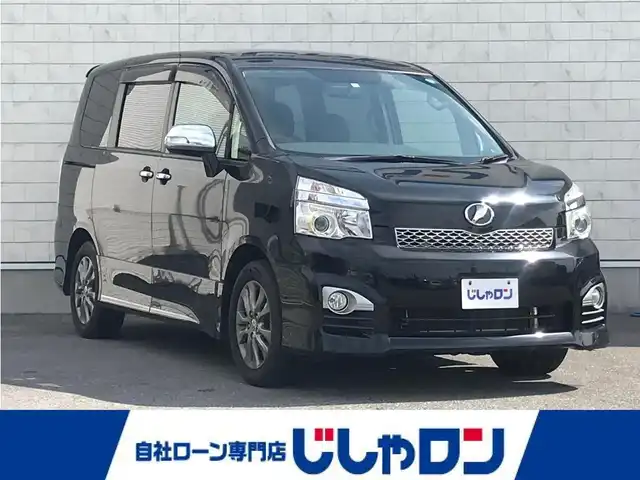 トヨタ ヴォクシー ZS 煌Ⅱ 栃木県 2013(平25)年 7.1万km ブラック 株)IDOMが運営する【じしゃロン小山店】の自社ローン専用車両になります。こちらは現金またはオートローンご利用時の価格です。自社ローンご希望の方は別途その旨お申付け下さい//純正フルセグナビ/（CD/DVD/AM/FMラジオ）/（Bluetooth)/スマートキー/プッシュスタート/両側パワースライドドア/ＥＴＣ/ステアリングスイッチ/パドルシフト/オートライト/防眩ミラー/電動格納ドアミラー/パワーウインドウ