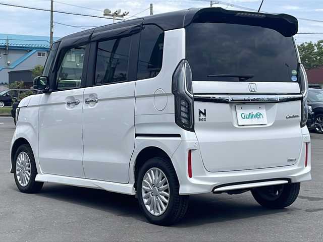 ホンダ Ｎ ＢＯＸ カスタム G L ホンダセンシング 道東・釧路十勝 2018(平30)年 6万km プラチナホワイトパール ・4WD/・ワンオーナー/・社外メモリナビ/ CD/DVD/SD/BT/フルセグ/・バックカメラ/・社外後席モニター/・衝突軽減ブレーキ/・レーンキープアシスト/・レーダークルーズコントロール/・アイドリングストップ/・誤発進抑制/・両側パワースライドドア /・前席シートヒーター /・オートライト/・オートマチックハイビーム/・LEDヘッドライト/・LEDフォグライト/・ビルトインETC/・純正スマートキー一体型エンジンスターター /・純正フロアマット/・ドアバイザー/・サンシェード/・ミラーヒーター /・スペアキー