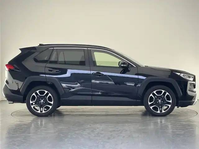 トヨタ ＲＡＶ４ アドベンチャー 長野県 2019(令1)年 3.9万km アティチュードブラックマイカ ・4WD/・純正ナビ/・バックカメラ/・ビルトインETC/・ユピテル前後ドラレコ/・デジタルインナーミラー/・フルセグTV/・Bluetooth/・追従機能付クルコン/・19インチアルミホイール/・衝突被害軽減システム/・横滑り防止機能/・電動パーキングブレーキ/・オートホールド機能/・ダウンヒルアシスト/・オートマチックハイビーム/・ステアリングヒーター/・ステアリングスイッチ/・革巻ステアリング/・前席シートヒーター・シートエアコン/・運転席パワーシート/・スマートキー/・プッシュスタート/・スペアキー/・取扱説明書/・保証書