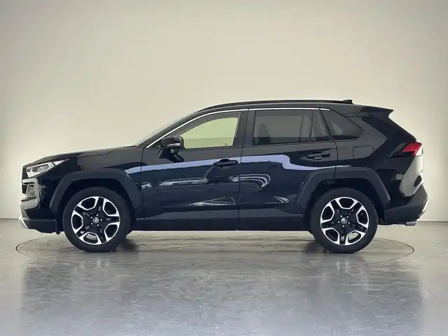 トヨタ ＲＡＶ４ アドベンチャー 長野県 2019(令1)年 3.9万km アティチュードブラックマイカ ・4WD/・純正ナビ/・バックカメラ/・ビルトインETC/・ユピテル前後ドラレコ/・デジタルインナーミラー/・フルセグTV/・Bluetooth/・追従機能付クルコン/・19インチアルミホイール/・衝突被害軽減システム/・横滑り防止機能/・電動パーキングブレーキ/・オートホールド機能/・ダウンヒルアシスト/・オートマチックハイビーム/・ステアリングヒーター/・ステアリングスイッチ/・革巻ステアリング/・前席シートヒーター・シートエアコン/・運転席パワーシート/・スマートキー/・プッシュスタート/・スペアキー/・取扱説明書/・保証書