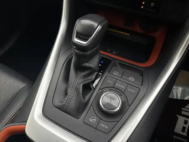 トヨタ ＲＡＶ４ アドベンチャー 長野県 2019(令1)年 3.9万km アティチュードブラックマイカ ・4WD/・純正ナビ/・バックカメラ/・ビルトインETC/・ユピテル前後ドラレコ/・デジタルインナーミラー/・フルセグTV/・Bluetooth/・追従機能付クルコン/・19インチアルミホイール/・衝突被害軽減システム/・横滑り防止機能/・電動パーキングブレーキ/・オートホールド機能/・ダウンヒルアシスト/・オートマチックハイビーム/・ステアリングヒーター/・ステアリングスイッチ/・革巻ステアリング/・前席シートヒーター・シートエアコン/・運転席パワーシート/・スマートキー/・プッシュスタート/・スペアキー/・取扱説明書/・保証書
