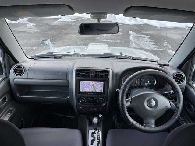 マツダ ＡＺ オフロード XC 道央・札幌 2011(平23)年 9.9万km シルキーシルバーメタリック ４WD/社外メモリーナビ/CD/DVD/BT/フルセグ/ETC/トランスファー切替/シートカバー/リモコンキー/ハロゲンヘッドライト/フォグランプ/電動格納ミラー/ドアバイザー/社外AW付夏タイヤ積込/175/80/R16/2019年/山3mm