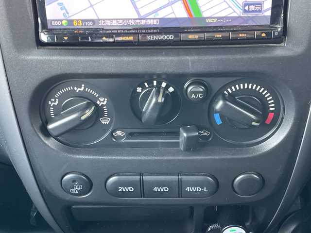 マツダ ＡＺ オフロード XC 道央・札幌 2011(平23)年 9.9万km シルキーシルバーメタリック ４WD/社外メモリーナビ/CD/DVD/BT/フルセグ/ETC/トランスファー切替/シートカバー/リモコンキー/ハロゲンヘッドライト/フォグランプ/電動格納ミラー/ドアバイザー/社外AW付夏タイヤ積込/175/80/R16/2019年/山3mm