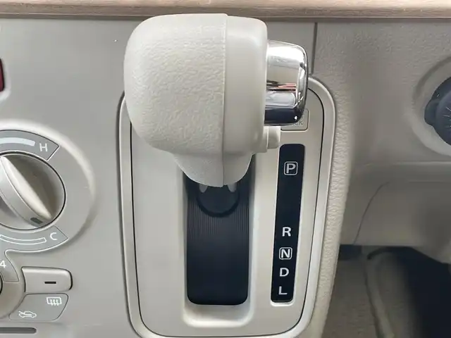 スズキ ラパン S 滋賀県 2018(平30)年 3.3万km シフォンアイボリーメタリック 純正メモリナビ/・AM/FM/・CD/DVD/・USB/SD/iPod/・Bluetooth/・フルセグTV/バックカメラ/ETC/ドライブレコーダー/シートヒーター/衝突軽減ブレーキ/LEDヘッドライト/オートライト/スタッドレスタイヤ積み込み