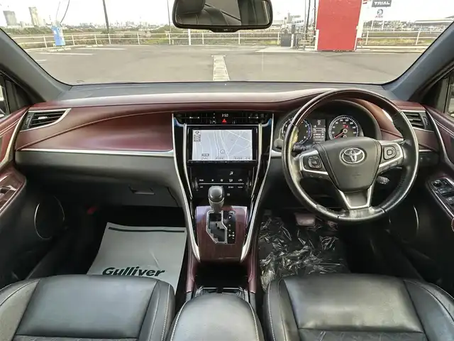 トヨタ ハリアー プレミアム 佐賀県 2014(平26)年 11.9万km スパークリングブラックパールクリスタルシャイン ワンオーナー/純正9インチSDナビゲーション/・フルセグTV/CD/DVD/SD/Bluetooth/フリップダウンモニター/バックカメラ/ビルトインETC/パワーバックドア/ハーフレザーシート/D席パワーシート/ISOFIX対応/革巻きステアリング/ステアリングリモコン/純正18インチアルミホイール/純正LEDヘッドライト/・オートマチックハイビーム/純正LEDフォグランプ/純正フロアマット/純正ドアバイザ―/新車保証書/取扱説明書/スペアキー１本/トヨタセーフティセンスC/・レーダークルーズコントロール/・レーンディパーチャーアラート/・プリクラッシュセーフティ/・クリアランスソナー