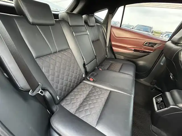 トヨタ ハリアー プレミアム 佐賀県 2014(平26)年 11.9万km スパークリングブラックパールクリスタルシャイン ワンオーナー/純正9インチSDナビゲーション/・フルセグTV/CD/DVD/SD/Bluetooth/フリップダウンモニター/バックカメラ/ビルトインETC/パワーバックドア/ハーフレザーシート/D席パワーシート/ISOFIX対応/革巻きステアリング/ステアリングリモコン/純正18インチアルミホイール/純正LEDヘッドライト/・オートマチックハイビーム/純正LEDフォグランプ/純正フロアマット/純正ドアバイザ―/新車保証書/取扱説明書/スペアキー１本/トヨタセーフティセンスC/・レーダークルーズコントロール/・レーンディパーチャーアラート/・プリクラッシュセーフティ/・クリアランスソナー