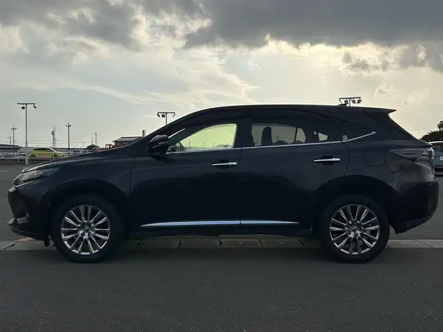 トヨタ ハリアー プレミアム 佐賀県 2014(平26)年 11.9万km スパークリングブラックパールクリスタルシャイン ワンオーナー/純正9インチSDナビゲーション/・フルセグTV/CD/DVD/SD/Bluetooth/フリップダウンモニター/バックカメラ/ビルトインETC/パワーバックドア/ハーフレザーシート/D席パワーシート/ISOFIX対応/革巻きステアリング/ステアリングリモコン/純正18インチアルミホイール/純正LEDヘッドライト/・オートマチックハイビーム/純正LEDフォグランプ/純正フロアマット/純正ドアバイザ―/新車保証書/取扱説明書/スペアキー１本/トヨタセーフティセンスC/・レーダークルーズコントロール/・レーンディパーチャーアラート/・プリクラッシュセーフティ/・クリアランスソナー