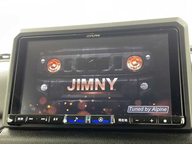 スズキ ジムニー XC 三重県 2022(令4)年 1.9万km シフォンアイボリーメタリックブラック2トーンルーフ 禁煙車/ワンオーナー/アルパイン9型ナビ/・AppleCarplay・AndroidAuto・CD・DVD/・HDMI・BT・フルセグTV・AM・FM/バックカメラ/衝突軽減/レーンキープ/横滑り防止装置/アイドリングストップ/クルーズコントロール/運転席・助手席シートヒーター/LEDヘッドライト/フォグライト/革巻きステアリング/純正フロアマット/純正16インチアルミ/スペアキー/前後ドラレコ/ビルトインETC/取扱説明書/保証書