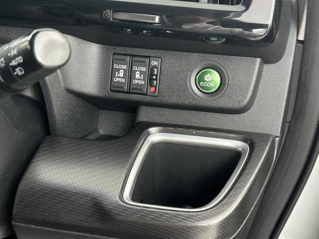 ホンダ ステップワゴン スパーダクールスピリット HセンシングBスタイル 埼玉県 2019(平31)年 5.3万km プラチナホワイトパール １０型ナビ　フルセグ　ＢＴ　ＤＶＤ　フリップダウンモニター　アダプティブクルーズコントロール　前席シートヒーター　ハーフレザーシート　ビルトインＥＴＣ　両側パワースライドドア　フロアマット　バイザー