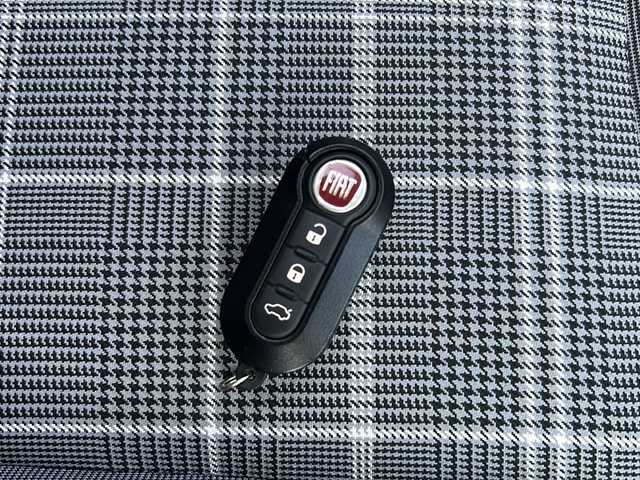 フィアット ５００ 1．2 ポップ 佐賀県 2018(平30)年 7.8万km ボサノバホワイト ETC/Bluetooth/AUX/USB入力端子/フロアマット純正/エアバックW＋サイド/横滑り防止装置/盗難防止装置/ステアリングスイッチ/革巻きステアリング/パワーステアリング/パワーウィンドウ/保証書/取扱説明書／記録簿