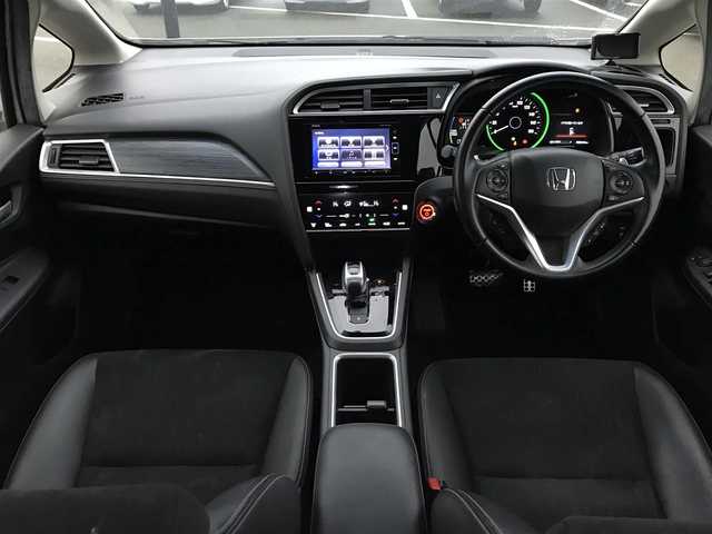 ホンダ シャトル ハイブリッド Z ホンダセンシング 鳥取県 2018(平30)年 8.9万km ホワイトオーキッドパール 純正ナビ/フルセグ/CD/DVD/BT/バックカメラ・ETC/ホンダセンシング/レーンキープアシスト/レーダークルーズコントロール/ハーフレザーシート/ドライブレコーダー/LEDヘットライト/フォグライト/純正16インチアルミホイール/パドルシフト/プッシュエンジンスタート/スペアキー/純正フロアマット/ドアバイザー/保証書・取扱説明書