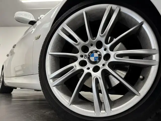 ＢＭＷ ３２０ｉ 三重県 2009(平21)年 10.6万km アルピンホワイトⅢ ガソリン（ハイオク）（直列4気筒）/FR/MTモード付フロア6AT/純正HDDナビ/（AM/FM/CD/DVD/HDDREC/AUX）/バックカメラ/ドライブレコーダー 前後/ETC（ルームミラー内蔵）/安全/・ABS/・SRS ダブル＆カーテンエアバッグ/装備/・パワーシート（D/N）/・オートライト/・キセノンヘッドライト/・前後フォグライト/・左右独立オートエアコン/・オートワイパー/・【OP】純正18inAW/・スマートキーx2
