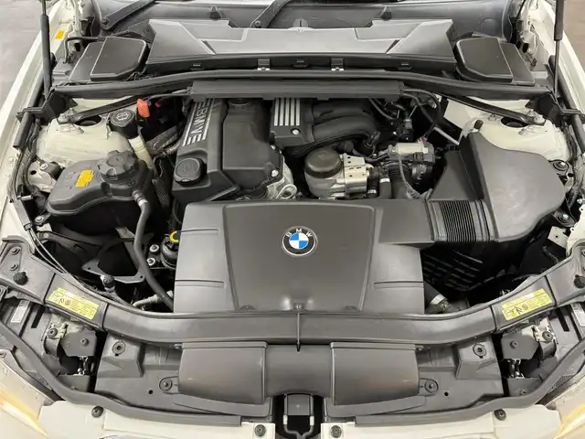 ＢＭＷ ３２０ｉ 三重県 2009(平21)年 10.6万km アルピンホワイトⅢ ガソリン（ハイオク）（直列4気筒）/FR/MTモード付フロア6AT/純正HDDナビ/（AM/FM/CD/DVD/HDDREC/AUX）/バックカメラ/ドライブレコーダー 前後/ETC（ルームミラー内蔵）/安全/・ABS/・SRS ダブル＆カーテンエアバッグ/装備/・パワーシート（D/N）/・オートライト/・キセノンヘッドライト/・前後フォグライト/・左右独立オートエアコン/・オートワイパー/・【OP】純正18inAW/・スマートキーx2