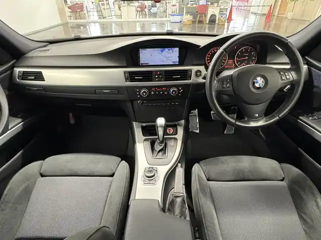 ＢＭＷ ３２０ｉ 三重県 2009(平21)年 10.6万km アルピンホワイトⅢ ガソリン（ハイオク）（直列4気筒）/FR/MTモード付フロア6AT/純正HDDナビ/（AM/FM/CD/DVD/HDDREC/AUX）/バックカメラ/ドライブレコーダー 前後/ETC（ルームミラー内蔵）/安全/・ABS/・SRS ダブル＆カーテンエアバッグ/装備/・パワーシート（D/N）/・オートライト/・キセノンヘッドライト/・前後フォグライト/・左右独立オートエアコン/・オートワイパー/・【OP】純正18inAW/・スマートキーx2
