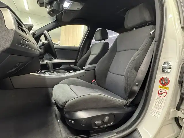 ＢＭＷ ３２０ｉ 三重県 2009(平21)年 10.6万km アルピンホワイトⅢ ガソリン（ハイオク）（直列4気筒）/FR/MTモード付フロア6AT/純正HDDナビ/（AM/FM/CD/DVD/HDDREC/AUX）/バックカメラ/ドライブレコーダー 前後/ETC（ルームミラー内蔵）/安全/・ABS/・SRS ダブル＆カーテンエアバッグ/装備/・パワーシート（D/N）/・オートライト/・キセノンヘッドライト/・前後フォグライト/・左右独立オートエアコン/・オートワイパー/・【OP】純正18inAW/・スマートキーx2