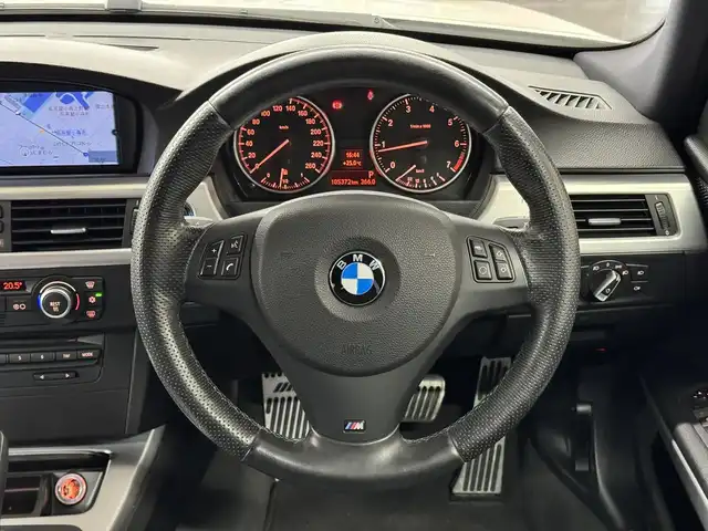 ＢＭＷ ３２０ｉ 三重県 2009(平21)年 10.6万km アルピンホワイトⅢ ガソリン（ハイオク）（直列4気筒）/FR/MTモード付フロア6AT/純正HDDナビ/（AM/FM/CD/DVD/HDDREC/AUX）/バックカメラ/ドライブレコーダー 前後/ETC（ルームミラー内蔵）/安全/・ABS/・SRS ダブル＆カーテンエアバッグ/装備/・パワーシート（D/N）/・オートライト/・キセノンヘッドライト/・前後フォグライト/・左右独立オートエアコン/・オートワイパー/・【OP】純正18inAW/・スマートキーx2