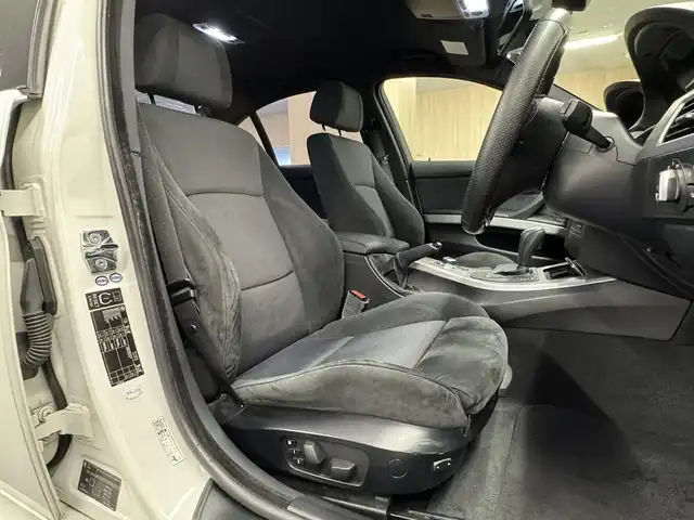 ＢＭＷ ３２０ｉ 三重県 2009(平21)年 10.6万km アルピンホワイトⅢ ガソリン（ハイオク）（直列4気筒）/FR/MTモード付フロア6AT/純正HDDナビ/（AM/FM/CD/DVD/HDDREC/AUX）/バックカメラ/ドライブレコーダー 前後/ETC（ルームミラー内蔵）/安全/・ABS/・SRS ダブル＆カーテンエアバッグ/装備/・パワーシート（D/N）/・オートライト/・キセノンヘッドライト/・前後フォグライト/・左右独立オートエアコン/・オートワイパー/・【OP】純正18inAW/・スマートキーx2