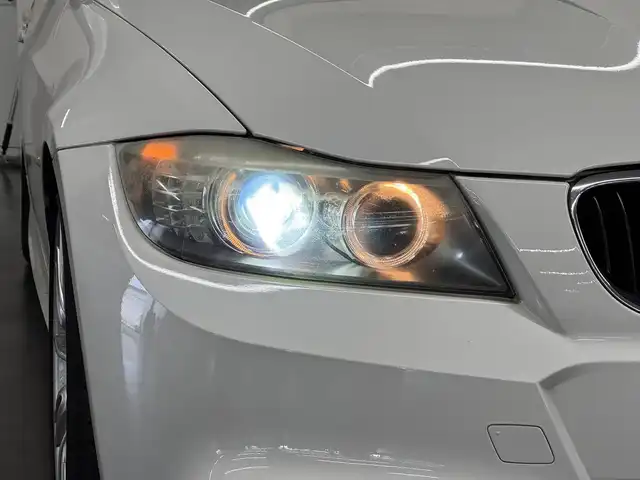 ＢＭＷ ３２０ｉ 三重県 2009(平21)年 10.6万km アルピンホワイトⅢ ガソリン（ハイオク）（直列4気筒）/FR/MTモード付フロア6AT/純正HDDナビ/（AM/FM/CD/DVD/HDDREC/AUX）/バックカメラ/ドライブレコーダー 前後/ETC（ルームミラー内蔵）/安全/・ABS/・SRS ダブル＆カーテンエアバッグ/装備/・パワーシート（D/N）/・オートライト/・キセノンヘッドライト/・前後フォグライト/・左右独立オートエアコン/・オートワイパー/・【OP】純正18inAW/・スマートキーx2
