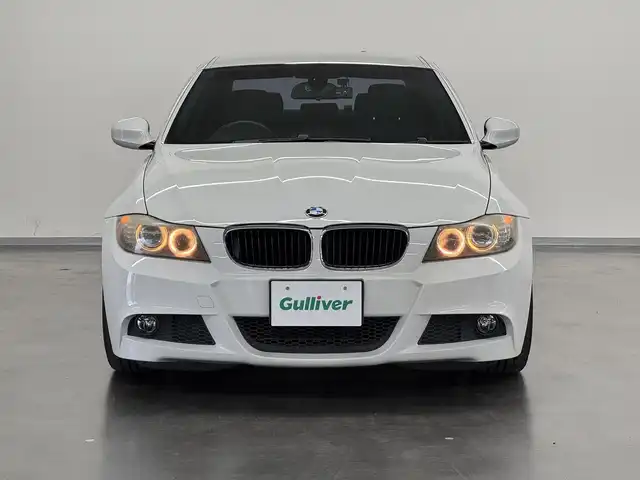 ＢＭＷ ３２０ｉ 三重県 2009(平21)年 10.6万km アルピンホワイトⅢ ガソリン（ハイオク）（直列4気筒）/FR/MTモード付フロア6AT/純正HDDナビ/（AM/FM/CD/DVD/HDDREC/AUX）/バックカメラ/ドライブレコーダー 前後/ETC（ルームミラー内蔵）/安全/・ABS/・SRS ダブル＆カーテンエアバッグ/装備/・パワーシート（D/N）/・オートライト/・キセノンヘッドライト/・前後フォグライト/・左右独立オートエアコン/・オートワイパー/・【OP】純正18inAW/・スマートキーx2