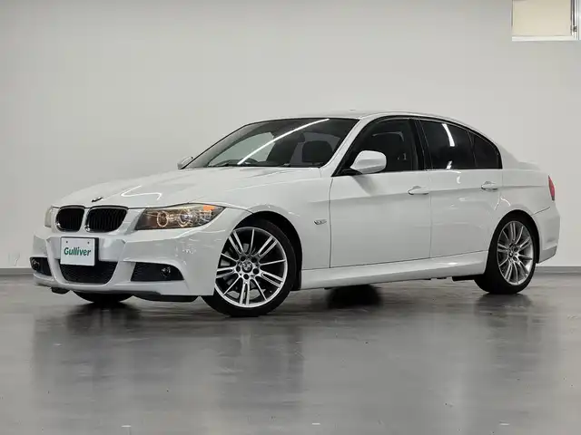 ＢＭＷ ３２０ｉ 三重県 2009(平21)年 10.6万km アルピンホワイトⅢ ガソリン（ハイオク）（直列4気筒）/FR/MTモード付フロア6AT/純正HDDナビ/（AM/FM/CD/DVD/HDDREC/AUX）/バックカメラ/ドライブレコーダー 前後/ETC（ルームミラー内蔵）/安全/・ABS/・SRS ダブル＆カーテンエアバッグ/装備/・パワーシート（D/N）/・オートライト/・キセノンヘッドライト/・前後フォグライト/・左右独立オートエアコン/・オートワイパー/・【OP】純正18inAW/・スマートキーx2