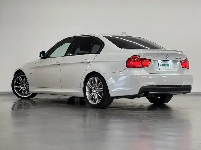 ＢＭＷ ３２０ｉ 三重県 2009(平21)年 10.6万km アルピンホワイトⅢ ガソリン（ハイオク）（直列4気筒）/FR/MTモード付フロア6AT/純正HDDナビ/（AM/FM/CD/DVD/HDDREC/AUX）/バックカメラ/ドライブレコーダー 前後/ETC（ルームミラー内蔵）/安全/・ABS/・SRS ダブル＆カーテンエアバッグ/装備/・パワーシート（D/N）/・オートライト/・キセノンヘッドライト/・前後フォグライト/・左右独立オートエアコン/・オートワイパー/・【OP】純正18inAW/・スマートキーx2