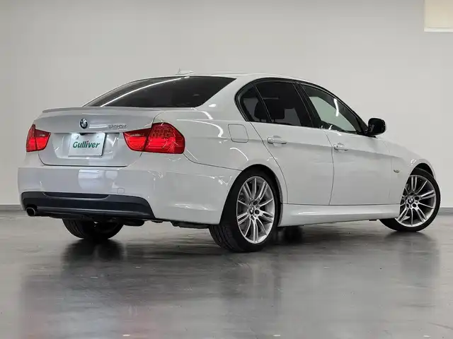 ＢＭＷ ３２０ｉ 三重県 2009(平21)年 10.6万km アルピンホワイトⅢ ガソリン（ハイオク）（直列4気筒）/FR/MTモード付フロア6AT/純正HDDナビ/（AM/FM/CD/DVD/HDDREC/AUX）/バックカメラ/ドライブレコーダー 前後/ETC（ルームミラー内蔵）/安全/・ABS/・SRS ダブル＆カーテンエアバッグ/装備/・パワーシート（D/N）/・オートライト/・キセノンヘッドライト/・前後フォグライト/・左右独立オートエアコン/・オートワイパー/・【OP】純正18inAW/・スマートキーx2