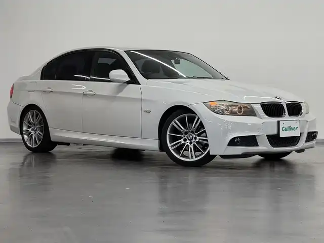 ＢＭＷ ３２０ｉ 三重県 2009(平21)年 10.6万km アルピンホワイトⅢ ガソリン（ハイオク）（直列4気筒）/FR/MTモード付フロア6AT/純正HDDナビ/（AM/FM/CD/DVD/HDDREC/AUX）/バックカメラ/ドライブレコーダー 前後/ETC（ルームミラー内蔵）/安全/・ABS/・SRS ダブル＆カーテンエアバッグ/装備/・パワーシート（D/N）/・オートライト/・キセノンヘッドライト/・前後フォグライト/・左右独立オートエアコン/・オートワイパー/・【OP】純正18inAW/・スマートキーx2
