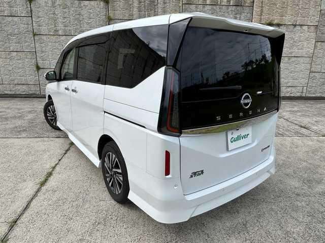 日産 セレナ e－パワー ハイウェイスター V 長崎県 2023(令5)年 1.1万km プリズムホワイト 純正メーカーナビ/　(フルセグTV BT Apple Car Play USB HDMI)/アラウンドビューモニター/バックカメラ/両側パワースライドドア/ビルドインETC2.0/オートホールド/インテリジェントクルーズコントロール/LEDヘッドライト/オートライト/純正16インチアルミホイール/インテリジェントルームミラー/インテリジェントエマージェンシーブレーキ/ブラインドスポットモニター/車線逸脱警報/標識検知支援/駐車支援/先行車発進お知らせ機能/置くだけ充電/スマートキー/スペアキー×1/保証書　取扱説明書