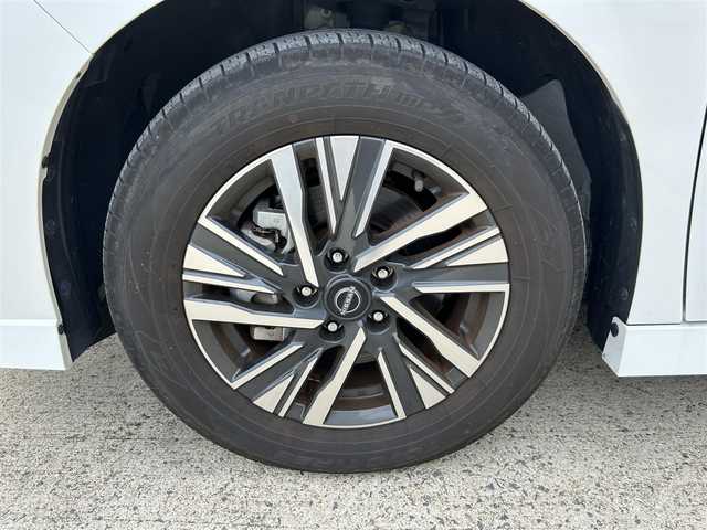 日産 セレナ e－パワー ハイウェイスター V 長崎県 2023(令5)年 1.1万km プリズムホワイト 純正メーカーナビ/　(フルセグTV BT Apple Car Play USB HDMI)/アラウンドビューモニター/バックカメラ/両側パワースライドドア/ビルドインETC2.0/オートホールド/インテリジェントクルーズコントロール/LEDヘッドライト/オートライト/純正16インチアルミホイール/インテリジェントルームミラー/インテリジェントエマージェンシーブレーキ/ブラインドスポットモニター/車線逸脱警報/標識検知支援/駐車支援/先行車発進お知らせ機能/置くだけ充電/スマートキー/スペアキー×1/保証書　取扱説明書