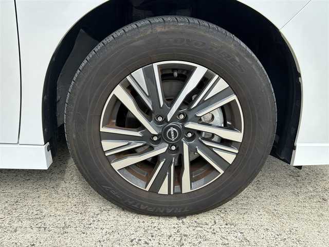 日産 セレナ e－パワー ハイウェイスター V 長崎県 2023(令5)年 1.1万km プリズムホワイト 純正メーカーナビ/　(フルセグTV BT Apple Car Play USB HDMI)/アラウンドビューモニター/バックカメラ/両側パワースライドドア/ビルドインETC2.0/オートホールド/インテリジェントクルーズコントロール/LEDヘッドライト/オートライト/純正16インチアルミホイール/インテリジェントルームミラー/インテリジェントエマージェンシーブレーキ/ブラインドスポットモニター/車線逸脱警報/標識検知支援/駐車支援/先行車発進お知らせ機能/置くだけ充電/スマートキー/スペアキー×1/保証書　取扱説明書