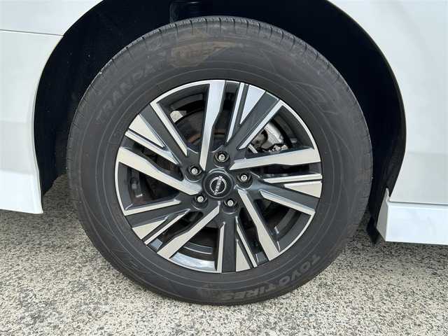 日産 セレナ e－パワー ハイウェイスター V 長崎県 2023(令5)年 1.1万km プリズムホワイト 純正メーカーナビ/　(フルセグTV BT Apple Car Play USB HDMI)/アラウンドビューモニター/バックカメラ/両側パワースライドドア/ビルドインETC2.0/オートホールド/インテリジェントクルーズコントロール/LEDヘッドライト/オートライト/純正16インチアルミホイール/インテリジェントルームミラー/インテリジェントエマージェンシーブレーキ/ブラインドスポットモニター/車線逸脱警報/標識検知支援/駐車支援/先行車発進お知らせ機能/置くだけ充電/スマートキー/スペアキー×1/保証書　取扱説明書