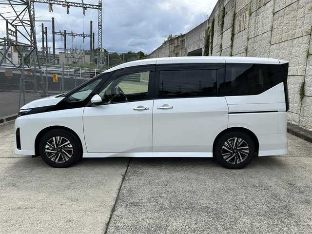 日産 セレナ e－パワー ハイウェイスター V 長崎県 2023(令5)年 1.1万km プリズムホワイト 純正メーカーナビ/　(フルセグTV BT Apple Car Play USB HDMI)/アラウンドビューモニター/バックカメラ/両側パワースライドドア/ビルドインETC2.0/オートホールド/インテリジェントクルーズコントロール/LEDヘッドライト/オートライト/純正16インチアルミホイール/インテリジェントルームミラー/インテリジェントエマージェンシーブレーキ/ブラインドスポットモニター/車線逸脱警報/標識検知支援/駐車支援/先行車発進お知らせ機能/置くだけ充電/スマートキー/スペアキー×1/保証書　取扱説明書