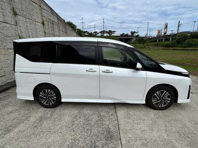 日産 セレナ e－パワー ハイウェイスター V 長崎県 2023(令5)年 1.1万km プリズムホワイト 純正メーカーナビ/　(フルセグTV BT Apple Car Play USB HDMI)/アラウンドビューモニター/バックカメラ/両側パワースライドドア/ビルドインETC2.0/オートホールド/インテリジェントクルーズコントロール/LEDヘッドライト/オートライト/純正16インチアルミホイール/インテリジェントルームミラー/インテリジェントエマージェンシーブレーキ/ブラインドスポットモニター/車線逸脱警報/標識検知支援/駐車支援/先行車発進お知らせ機能/置くだけ充電/スマートキー/スペアキー×1/保証書　取扱説明書