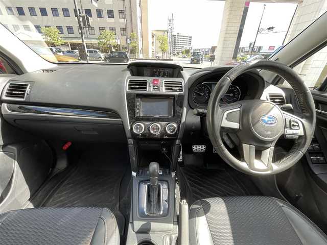 スバル フォレスター S－リミテッド 岡山県 2015(平27)年 10.1万km アイスシルバーメタリック 登録時走行距離100118キロ/社外ディスプレイオーディオ（FN-6200DVD)/AM/FM/AUX/DVD/ipod/アイサイト/・プリクラッシュブレーキ/・レーダークルーズコントロール/・車線逸脱防止支援/ブラインドスポットモニター/バックカメラ/アイドリングストップ/前ドライブレコーダー/パワーシート（D席＋N席）/シートヒーター（D席＋N席）/プッシュスタート/スマートキー/ETC