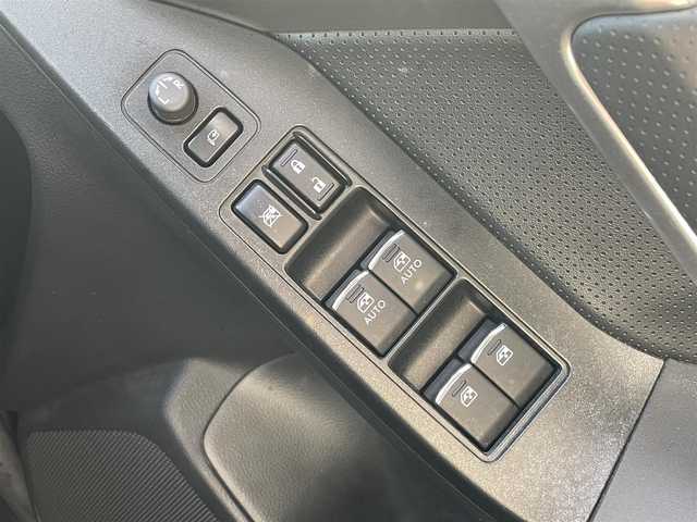 スバル フォレスター S－リミテッド 岡山県 2015(平27)年 10.1万km アイスシルバーメタリック 登録時走行距離100118キロ/社外ディスプレイオーディオ（FN-6200DVD)/AM/FM/AUX/DVD/ipod/アイサイト/・プリクラッシュブレーキ/・レーダークルーズコントロール/・車線逸脱防止支援/ブラインドスポットモニター/バックカメラ/アイドリングストップ/前ドライブレコーダー/パワーシート（D席＋N席）/シートヒーター（D席＋N席）/プッシュスタート/スマートキー/ETC