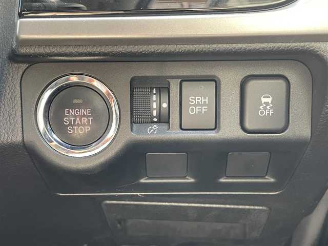 スバル フォレスター S－リミテッド 岡山県 2015(平27)年 10.1万km アイスシルバーメタリック 登録時走行距離100118キロ/社外ディスプレイオーディオ（FN-6200DVD)/AM/FM/AUX/DVD/ipod/アイサイト/・プリクラッシュブレーキ/・レーダークルーズコントロール/・車線逸脱防止支援/ブラインドスポットモニター/バックカメラ/アイドリングストップ/前ドライブレコーダー/パワーシート（D席＋N席）/シートヒーター（D席＋N席）/プッシュスタート/スマートキー/ETC