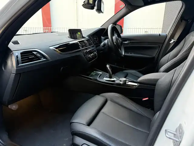 ＢＭＷ １１８ｄ Mスポーツ エディションシャドー 和歌山県 2019(平31)年 3.2万km アルピンホワイトⅢ 黒革/ACC/インテリジェントセーフティ/純正ナビ/バックカメラ/Bluetoothオーディオ/コンフォートアクセス/パワーシート/シートヒーター/前後ドラレコ/純18incAW/ドライビングモード/LEDライト/ETC