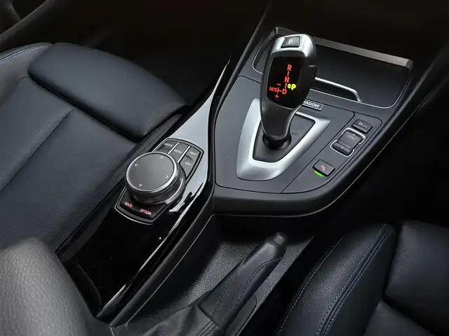 ＢＭＷ １１８ｄ Mスポーツ エディションシャドー 和歌山県 2019(平31)年 3.2万km アルピンホワイトⅢ 黒革/ACC/インテリジェントセーフティ/純正ナビ/バックカメラ/Bluetoothオーディオ/コンフォートアクセス/パワーシート/シートヒーター/前後ドラレコ/純18incAW/ドライビングモード/LEDライト/ETC